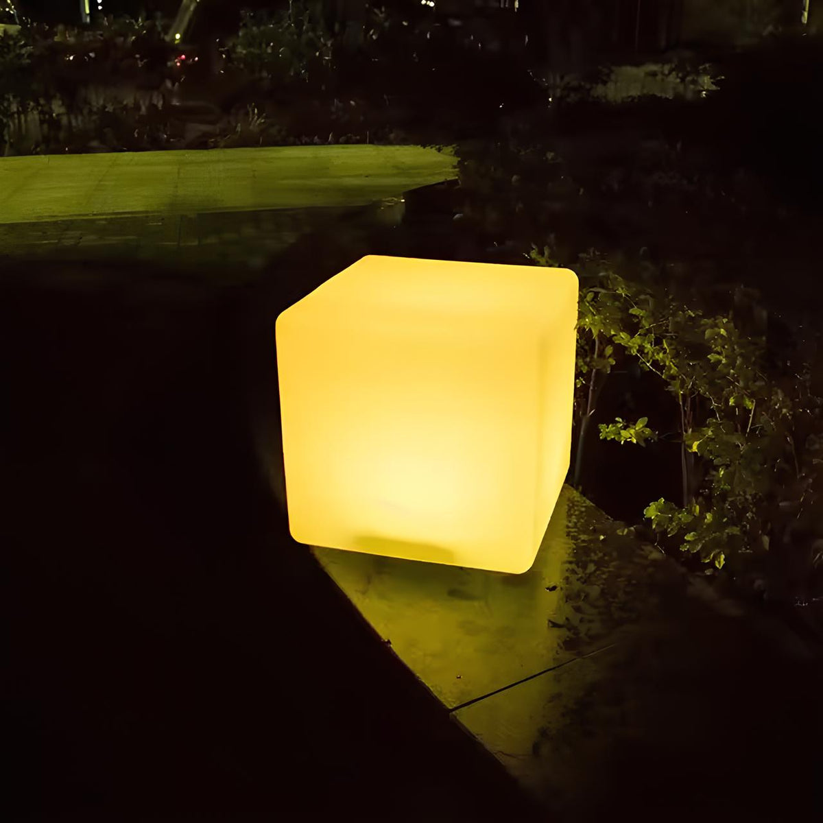 Outdoor LED Cube Light Remote-Controlled USB-C & Solar