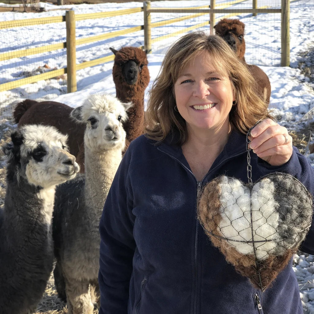 Bird Nesting Material Holder Heart-Shaped Alpaca Fiber With Hanging Hook