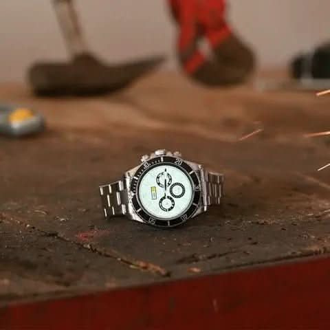 GPS Smartwatch Titanium Case Waterproof 21-Day Battery