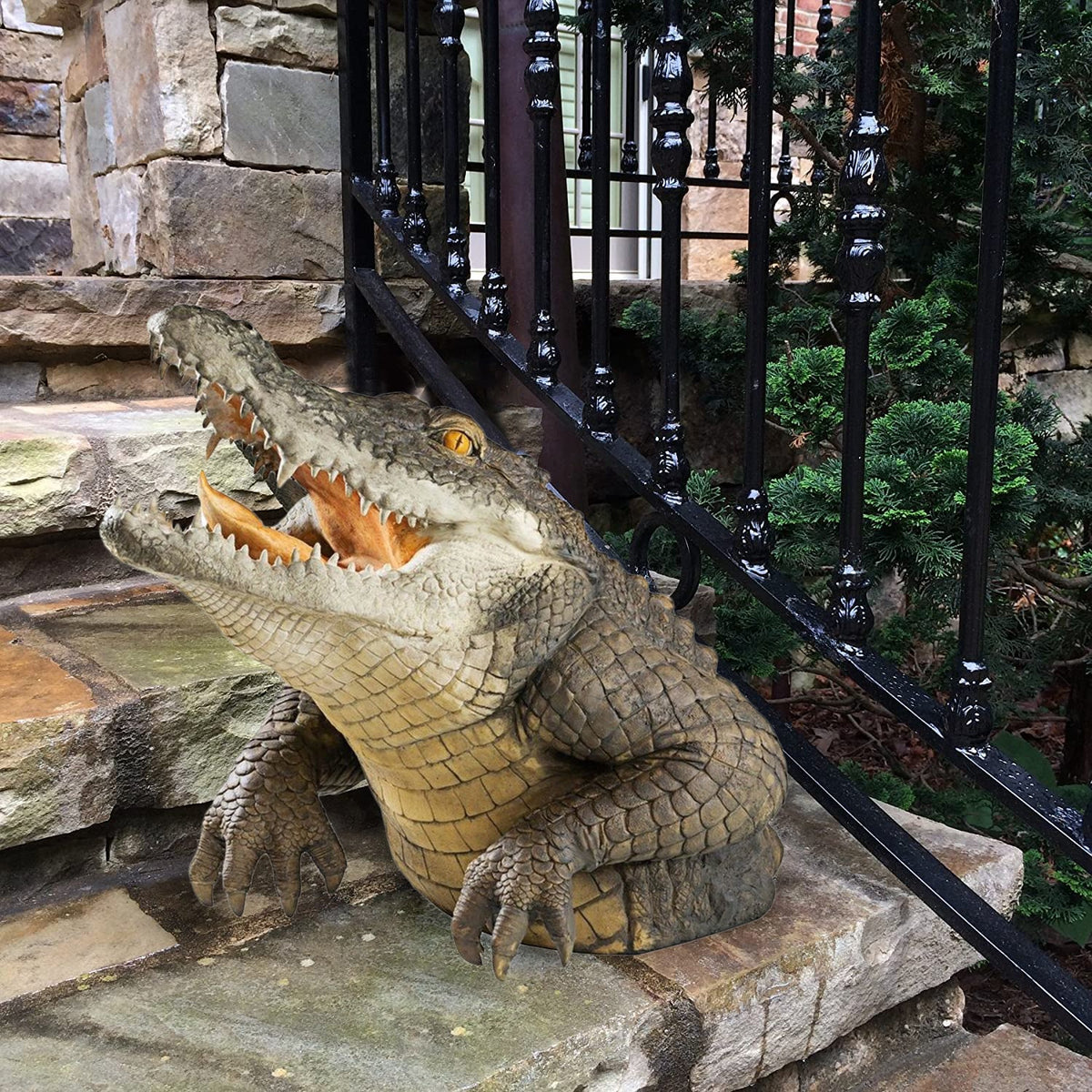 Swamp Gator Statue for Garden Ornamentation